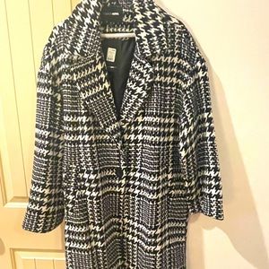 Size: M Fashion Nova, black and white, coat (Never Worn)